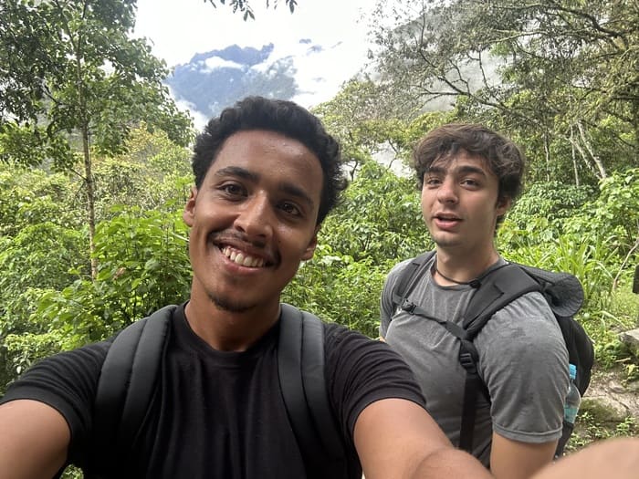 Randonnée en pleine nature verdoyante.