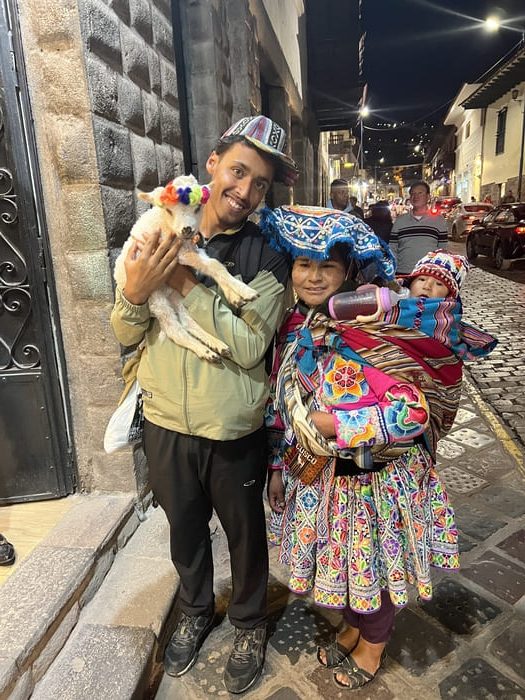 Personnes avec un animal dans la rue.