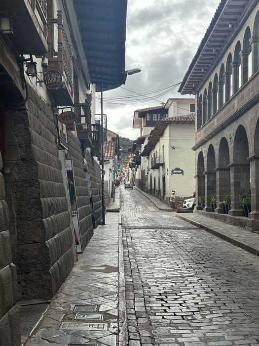 Ruelle pavée dans une ville historique