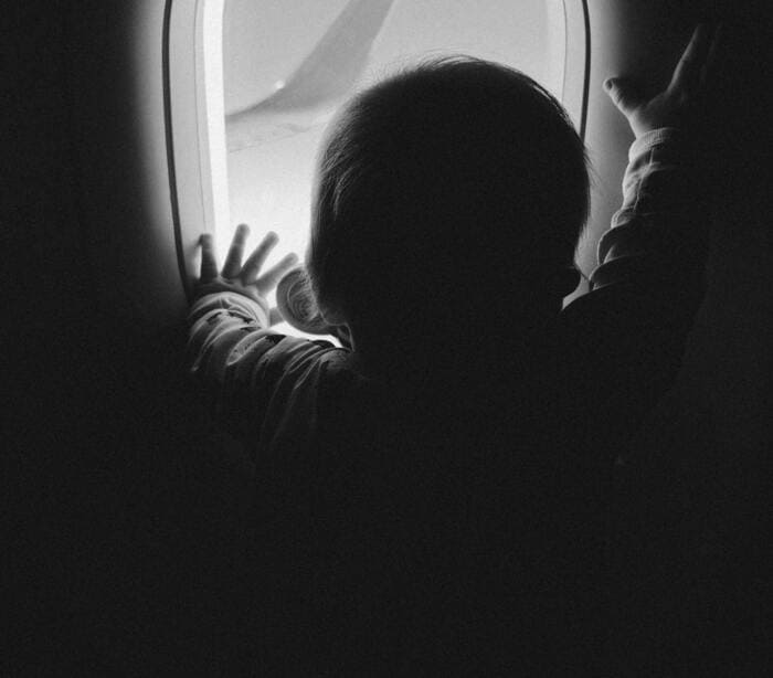 Comment attacher mon bébé dans l'avion