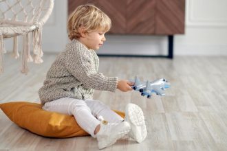 Comment voyager en avion avec un bébé ?